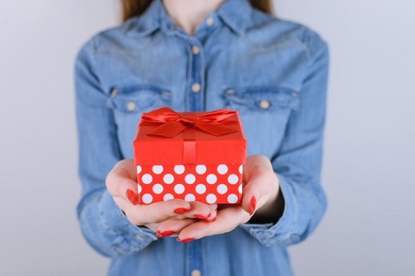 День рождения. девочки-подростки дарят подарок. | Премиум Фото